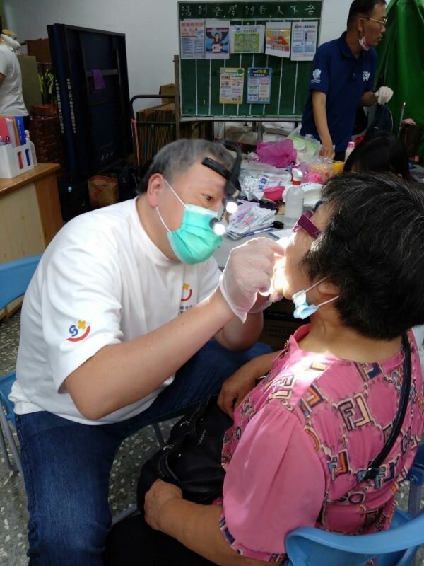 小港醫院到社區做口腔與吞嚥篩檢。