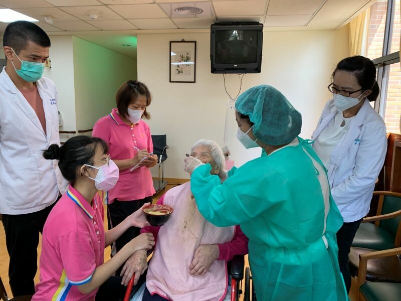 吞嚥困難患者的口腔照顧與訓練， 需要跨專業團隊如語言治療師、物 理治療師、照服員等。