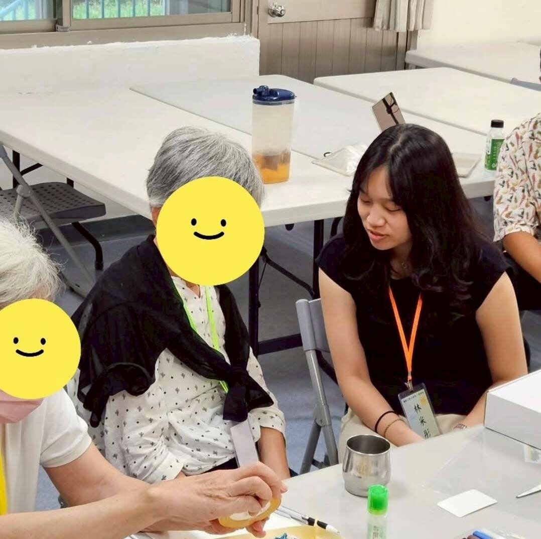 頑童樂心旅遊團透過心理健康課程、生命回顧活動與跨世代互動，陪伴長者整理生命故事、表達情緒也重新連結彼此。(圖片來源/謝孟哲)