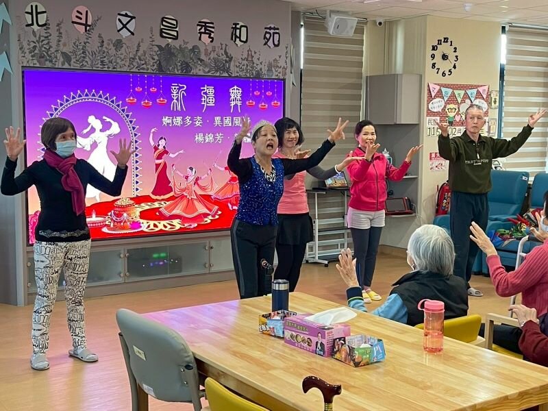 北斗文昌秀和苑設置110吋LED電視牆，是由經濟部媒合廠商根據日照中心需求所研發。(圖片來源/秀傳長照體系)