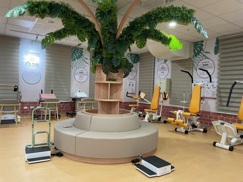 秀傳在日照中心設置特多勁的律動機、等速運動設備等，協助長輩復能。(圖片來源/秀傳長照體系)