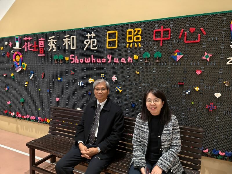 秀傳醫療體系社區健康中心名譽院長陳進堂（左）與秀和基金會執行長陳佳琪率領日照中心營運團隊，將尊重長輩的照顧文化帶進偏鄉社區。（攝影／蘇岱崙）