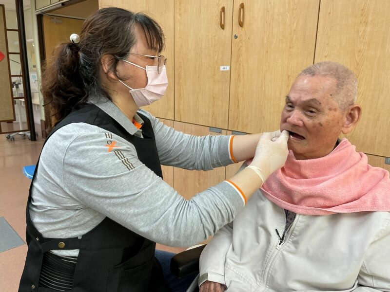 帕金森的柳伯伯看到其他長輩做口腔機能復甦，主動提出希望加入行列。(攝影/戴淨妍)