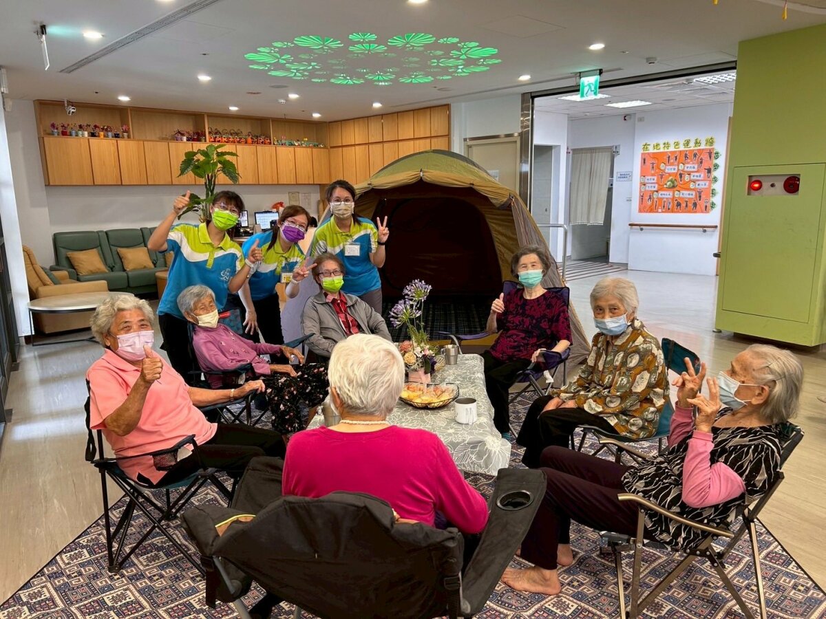 把帳篷搬進日照中心，讓長輩體驗露營生活。（圖片來源／秀傳長照體系）