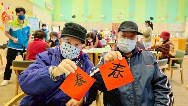 花壇秀和苑長輩寫春聯應景。(圖片來源/秀傳長照體系)