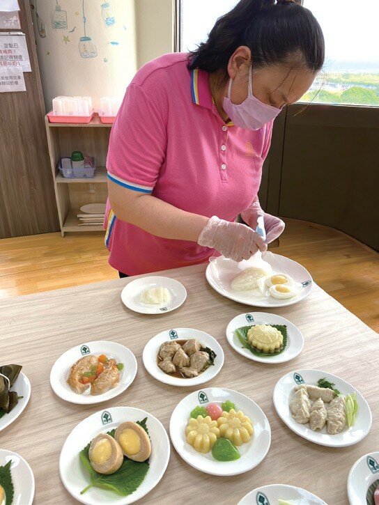 定型餐製作採用原本的食物重新攪打加入 定型粉，費時費工，目前僅節慶提供特殊 造型的定型餐。(圖片來源/雙連安養中心)