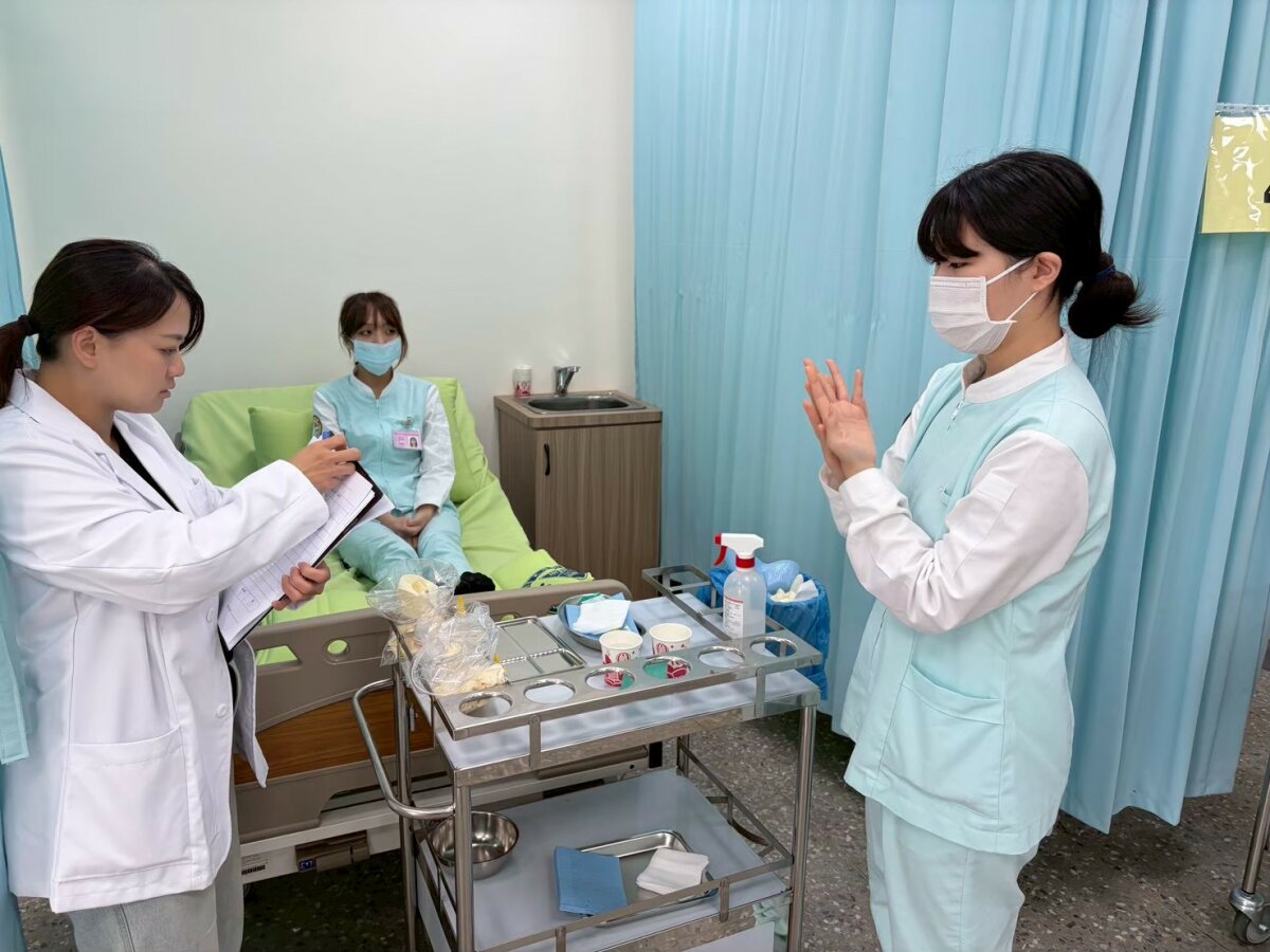 高醫大學生學習特殊需求患者的口腔照護工作。（圖片來源／大南方咀嚼吞嚥健康產業人才基地）