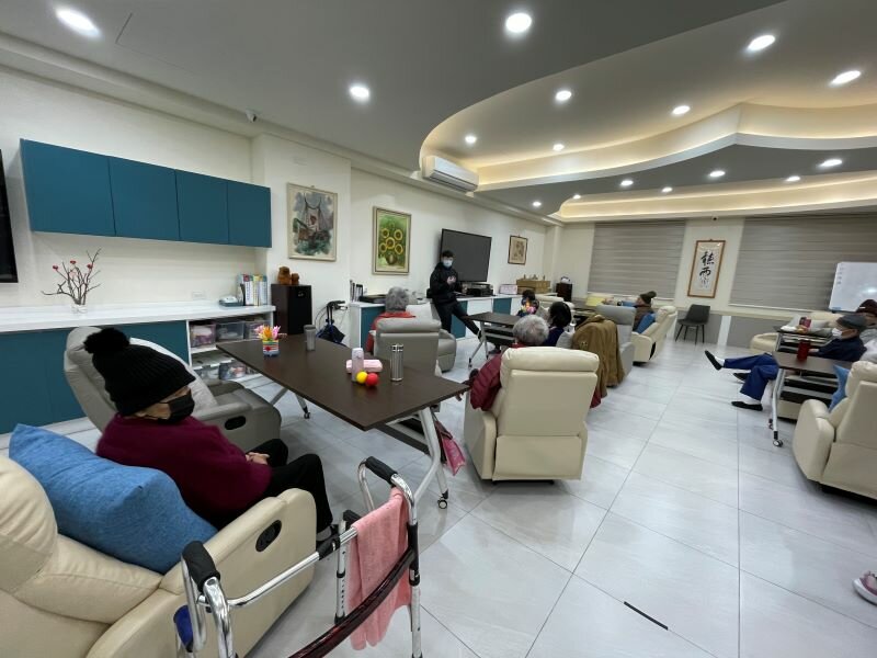  運動指導員帶領長輩活動。(圖片來源/慶福醫養)