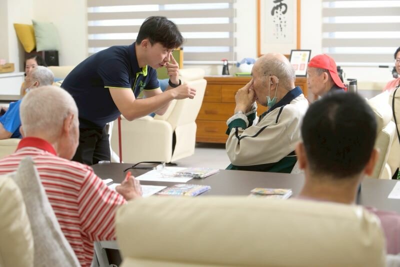 照服員帶領長輩做護眼操。(圖片來源/慶福醫養)