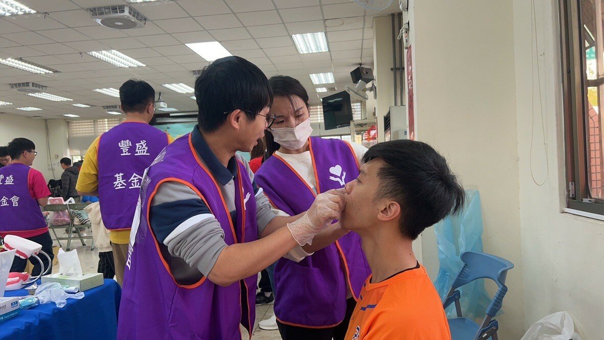 豐盛引進的SEIDA口腔按摩技法，可以幫助不易開口的患者舒緩口腔，更方便護理。(圖片來源/豐盛健康事業集團)