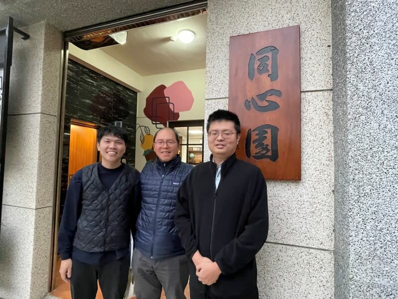 慶福醫養長照部主任陳譓同（左）、董事長羅國正（中）、中醫師杜穎純（右）合影。（攝影/戴淨妍）