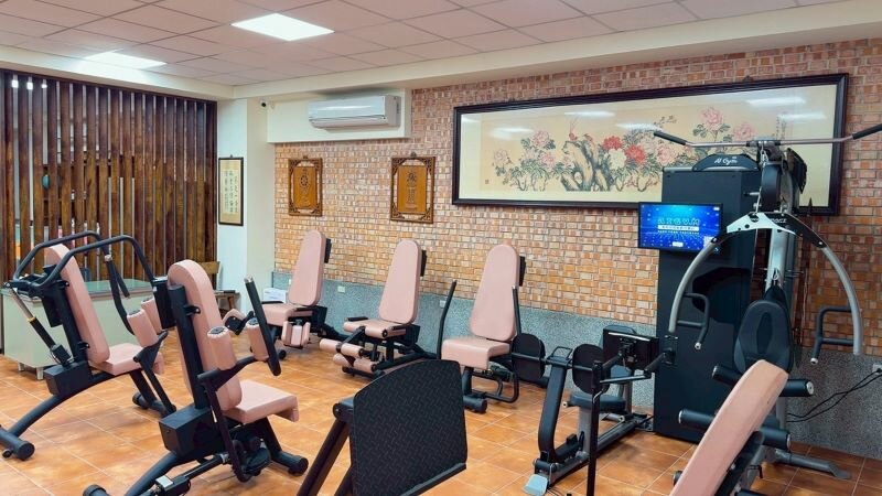 同心園日間照顧中心的一樓設置運動設備。(圖片來源/慶福醫養)