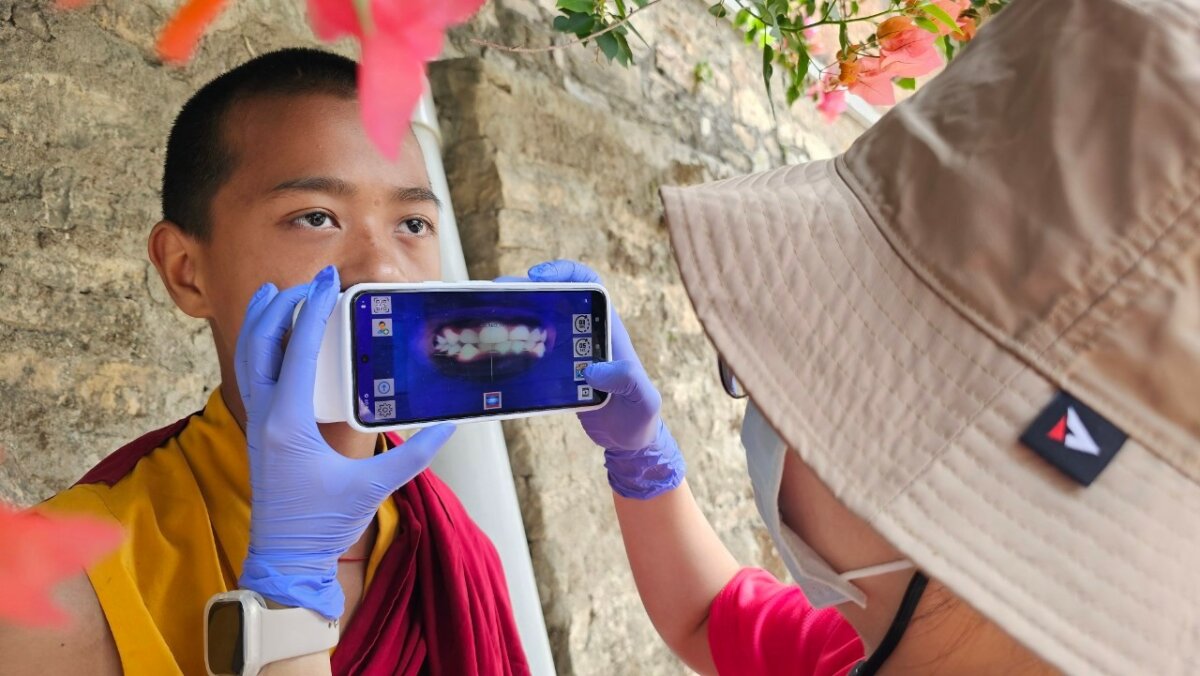 TOCA團隊海外義診時，使用金屬工業中心研發的居家口腔照護板檢查口腔細菌。(圖片來源/TOCA)