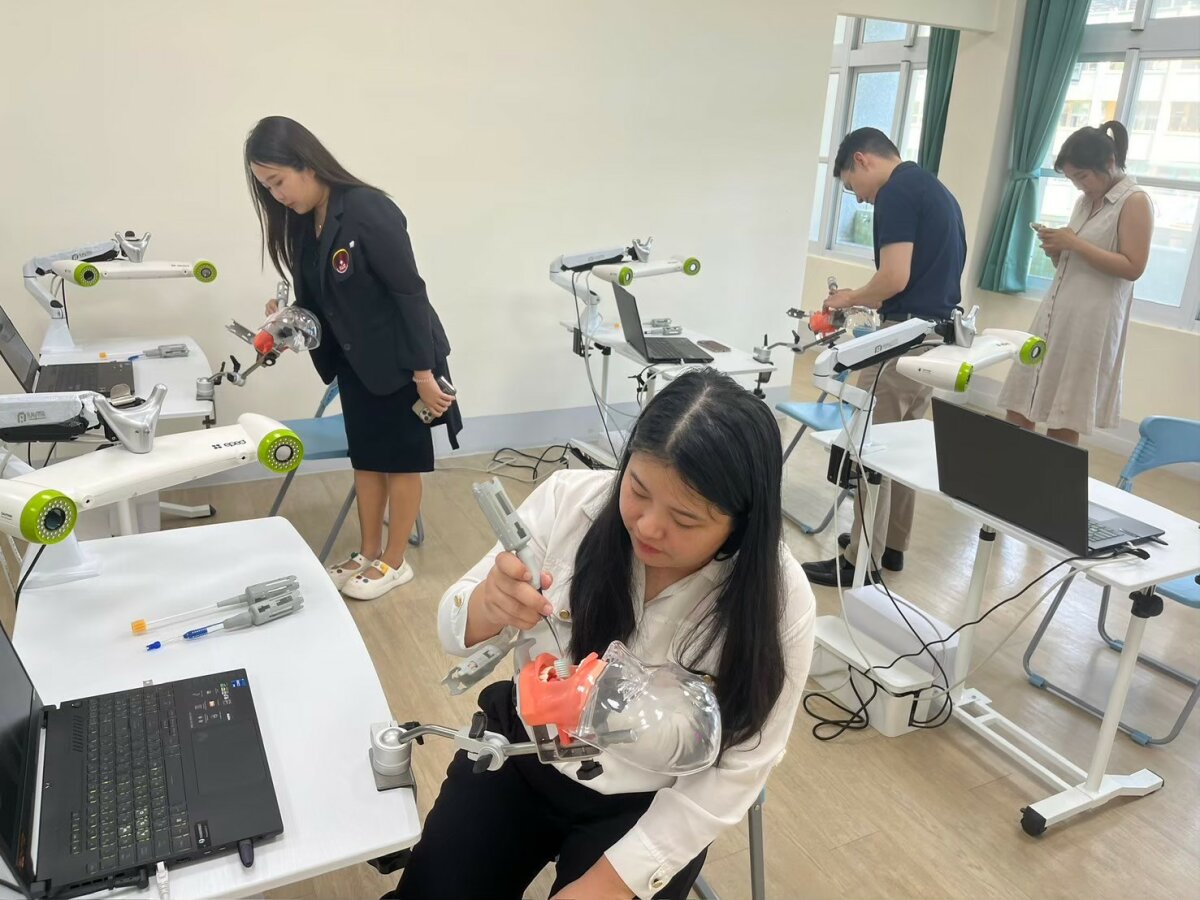 大南方基地引進AR刷牙機等教學 設備，圖為泰國法政大學參訪。（圖片來源／大南方咀嚼吞嚥健康產業人才基地）