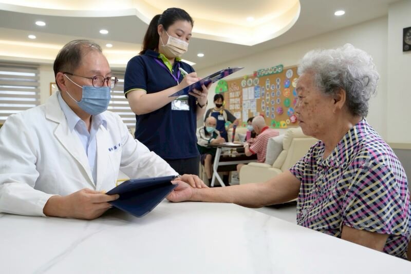 中醫師到日照中心做評估。(圖片來源/慶福醫養)
