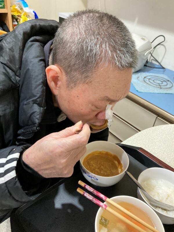 一位鼻胃管病人使用日幸軟粥進行鼻胃管移除訓練。