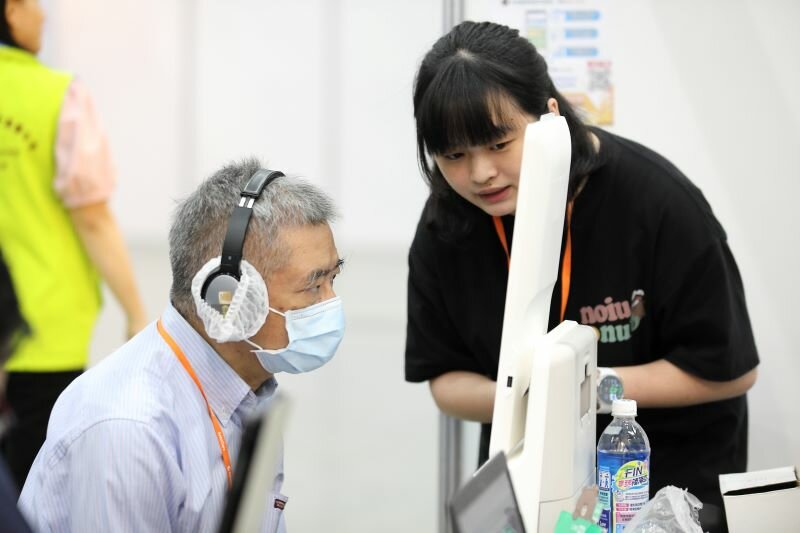 超高齡社會的世代，不再只是長者族群所面臨的課題，而是每一個家庭都必須正視的未來樣貌。(圖片來源/侒可傳媒)