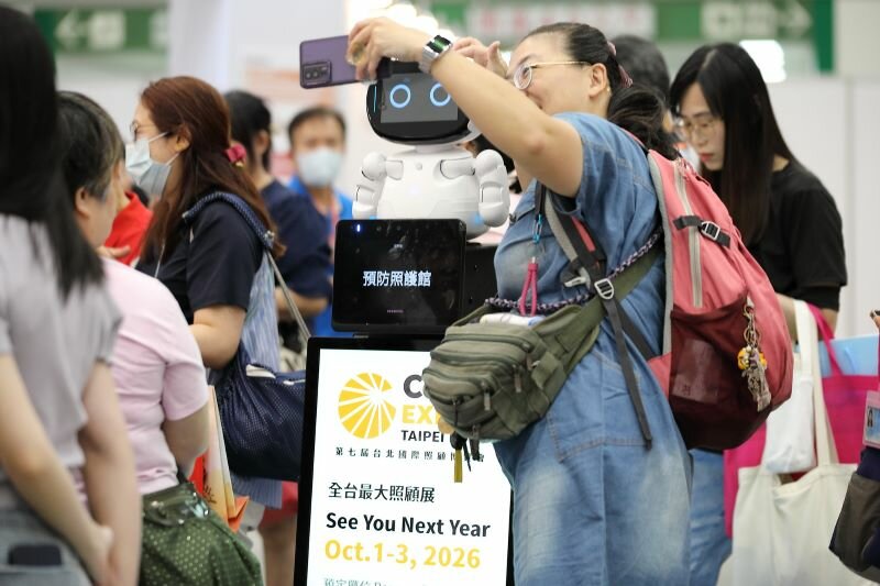 高齡化帶來照顧需求的急速攀升，也同步催生醫療照護、智慧輔具、健康管理、友善住宅與銀髮經濟等新興產業與龐大商機。(圖片來源/侒可傳媒)