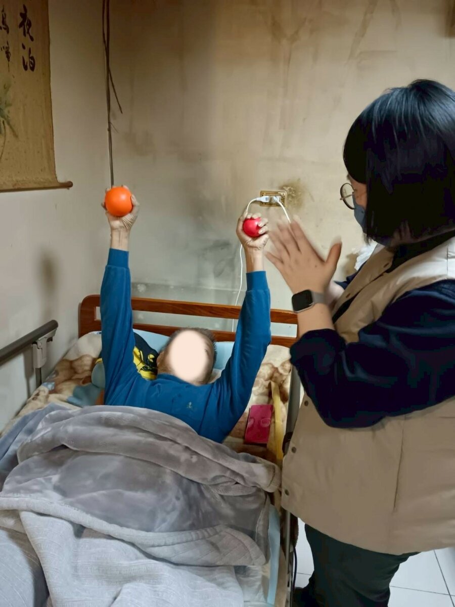 輔醫社醫部推動從出院到照顧無縫接軌，掌握「12週黃金復能關鍵期」，預期能降低出院後病人的再入院率，提升病人與家屬的照護知能，並且建立醫院與家庭無縫接軌照護機制。(圖片來源/輔大醫院)