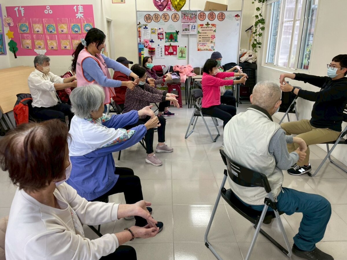 輔醫聖美好厝邊失智據點周一到五上午安排各式活動，也會帶長輩出遊，實踐社會處方箋，照顧者的情緒也能得以放鬆。(圖片來源/輔大醫院)