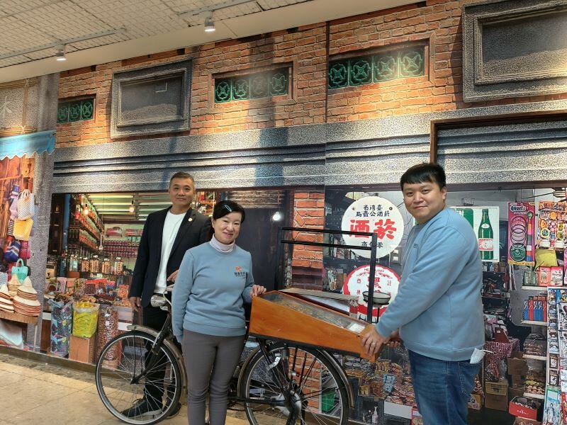 健康長照法人執行長黃浚騰（左起）、主任郭靜宜與社工陳廷安在仁愛之家養護大樓一樓懷舊佈置前合照。（攝影／蘇岱崙）