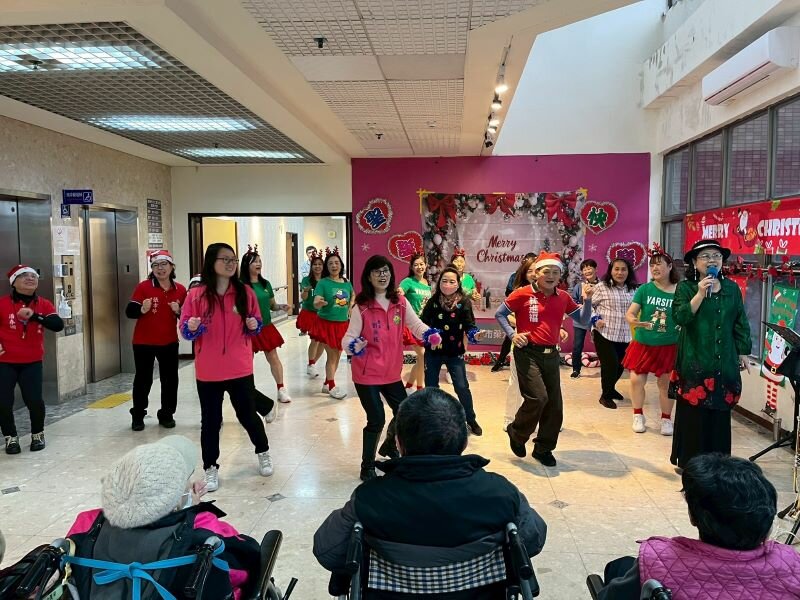 仁愛之家養護大樓一樓空間寬敞，節慶安排文康娛樂活動，豐富長輩的生活。（圖片來源／健康長照社團法人）