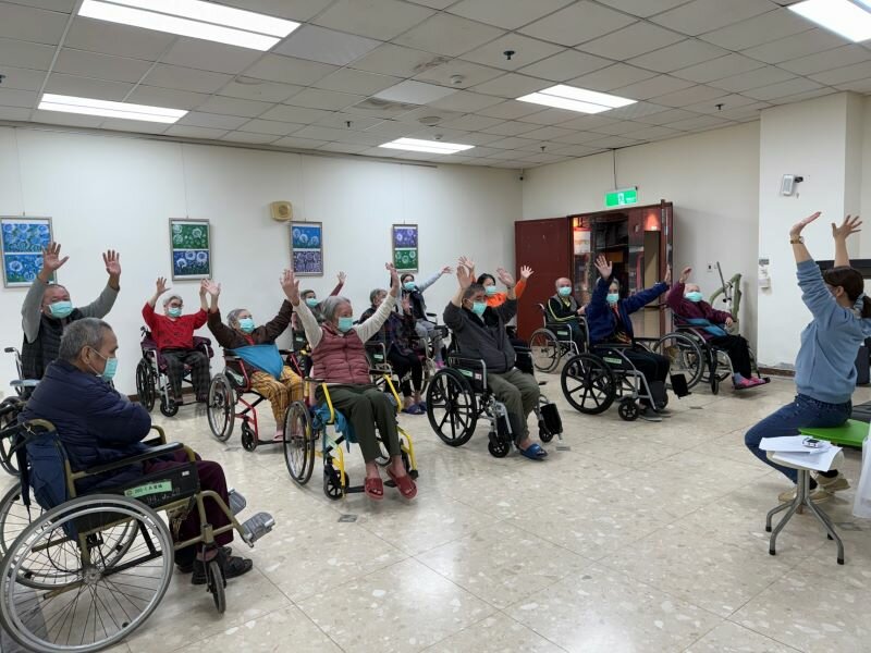 多樣化的活動讓長輩活動筋骨。（圖片來源／健康長照社團法人）