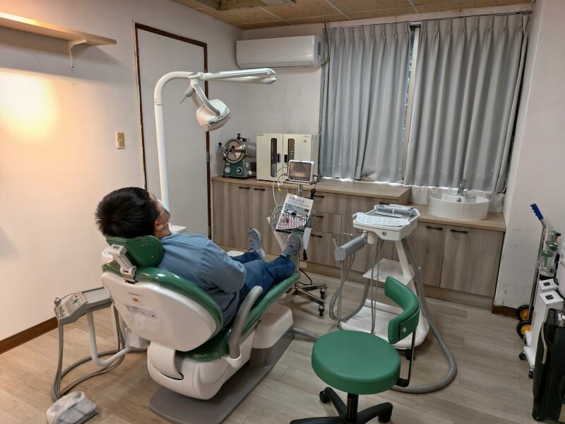 養護大樓內，建置有設備齊全的牙科診療室，正等待媒合牙醫師巡診。（攝影／蘇岱崙）