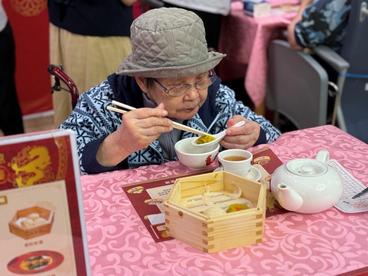長輩在「流動五感大茶樓」用餐。（