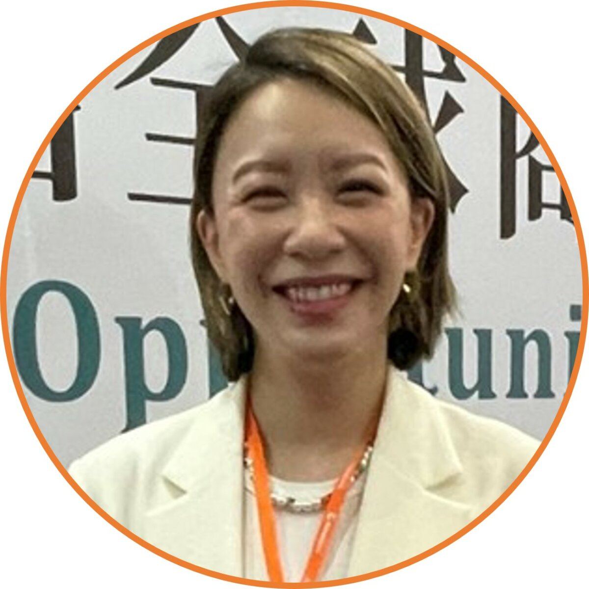 文慧妍為香港社會企業The  Project Futurus創辦人暨總裁。他以品牌顧問背景切入高齡照顧領域，2018年創立軟餐俠平台，隔年成立社會企業The Project  Futurus，專注於吞嚥困難與照護食的研發與推廣。團隊推出軟餐俠、流動五感大 茶樓等計畫，結合軟餐製作、B2B供餐服務、餐飲顧問、企業ESG專案與教育推廣，嘗試為吞嚥困難人士提供有尊嚴飲 食，並提升社會大眾對老齡化的認識。