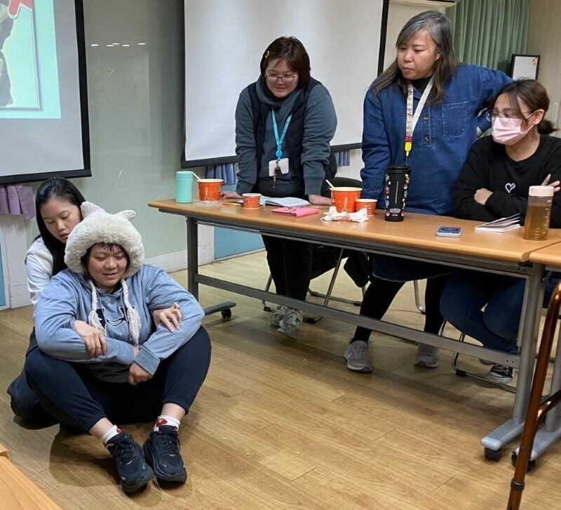 跌倒和扶起示範。（圖片來源／巫瑩慧）