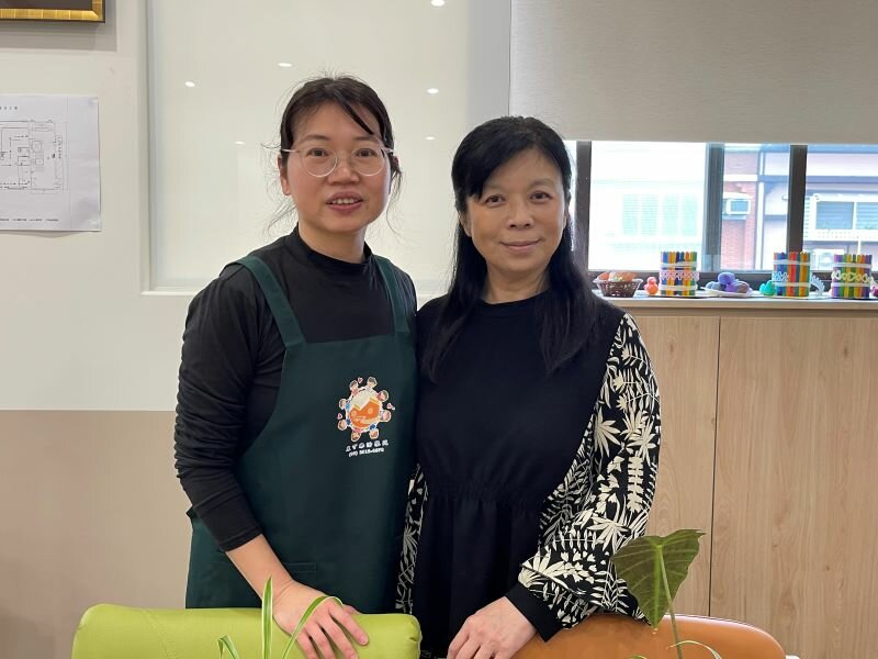 東可日照中心業務負責人戴庭妤（左）與光慈全人關懷股份有限公司董事長蘇燕玲（右）合影。（攝影/戴淨妍）