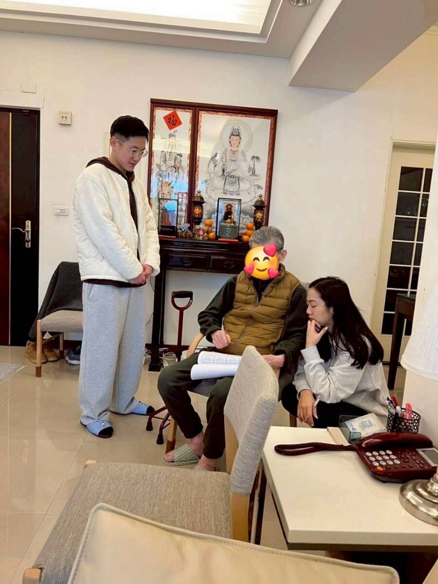 長輩與孫子、孫女一起做日照過年期間的「寒假作業」。（圖片來源／光慈全人關懷）