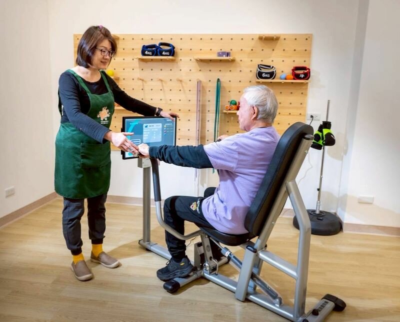 長輩正在使用智慧運動設備。（圖片來源／光慈全人關懷）