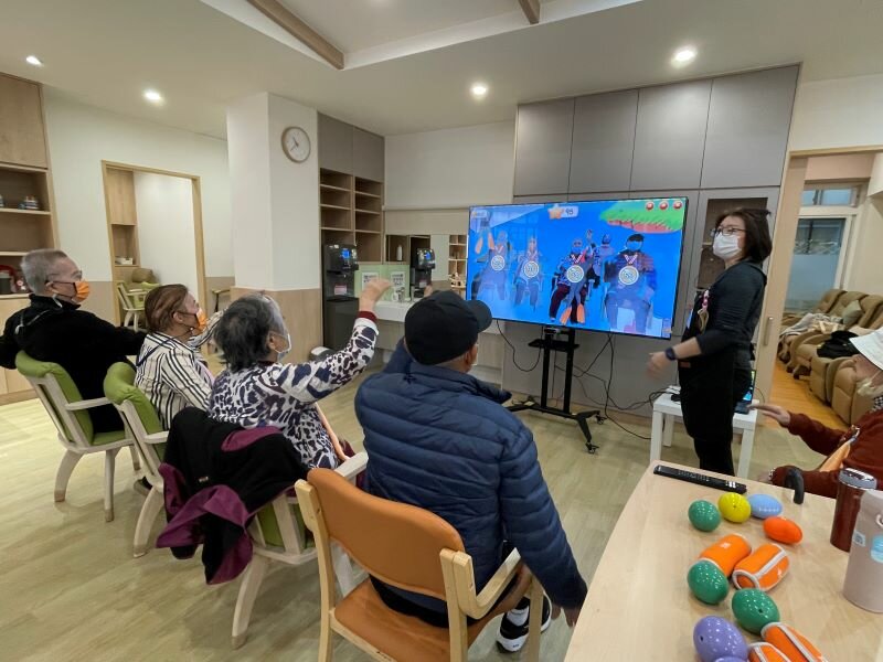 長輩正在進行VR團體運動競賽。（攝影/戴淨妍）