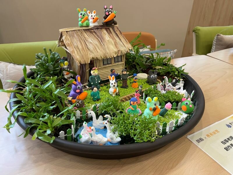 台北市信義社區大學講師來日照中心授課，帶領長輩以黏土和廢材自由創作，圖為長輩作品。（攝影/戴淨妍）