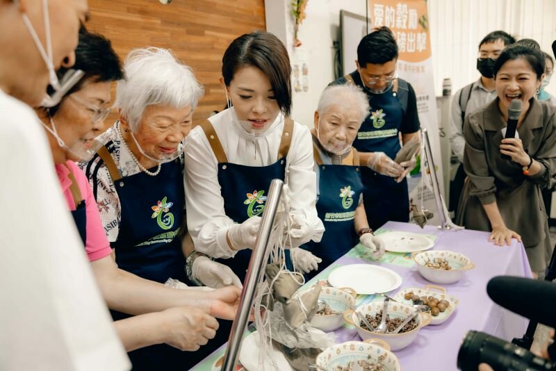 端午節包粽不只是節慶，也是傳統的延續。新竹市長高虹安與長輩共同包粽。（圖片來源／新竹市政府）