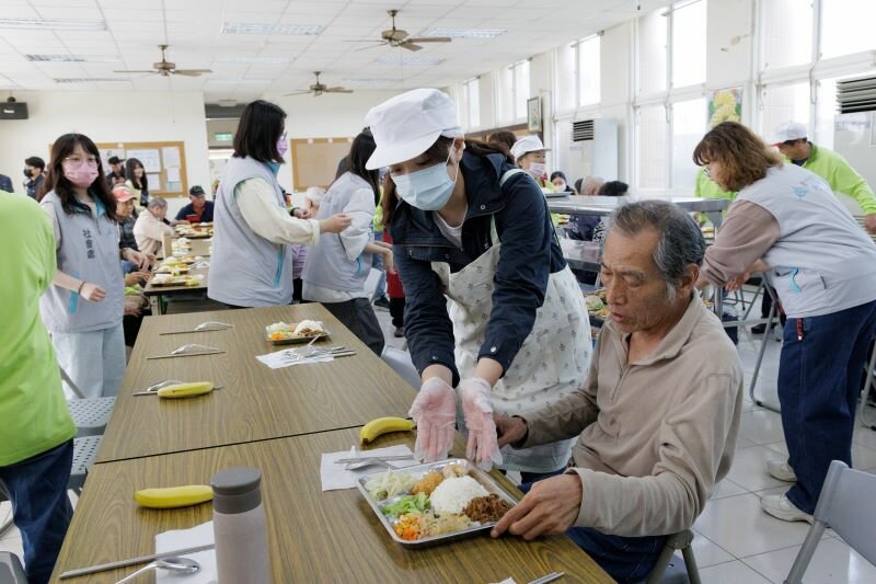 新竹市長高虹安今年3月走訪港南社區發展協會長青樂活健康食堂，宣布今年1月已將共餐食堂餐費補助由每餐70元調升至100元。（圖片來源／新竹市政府）