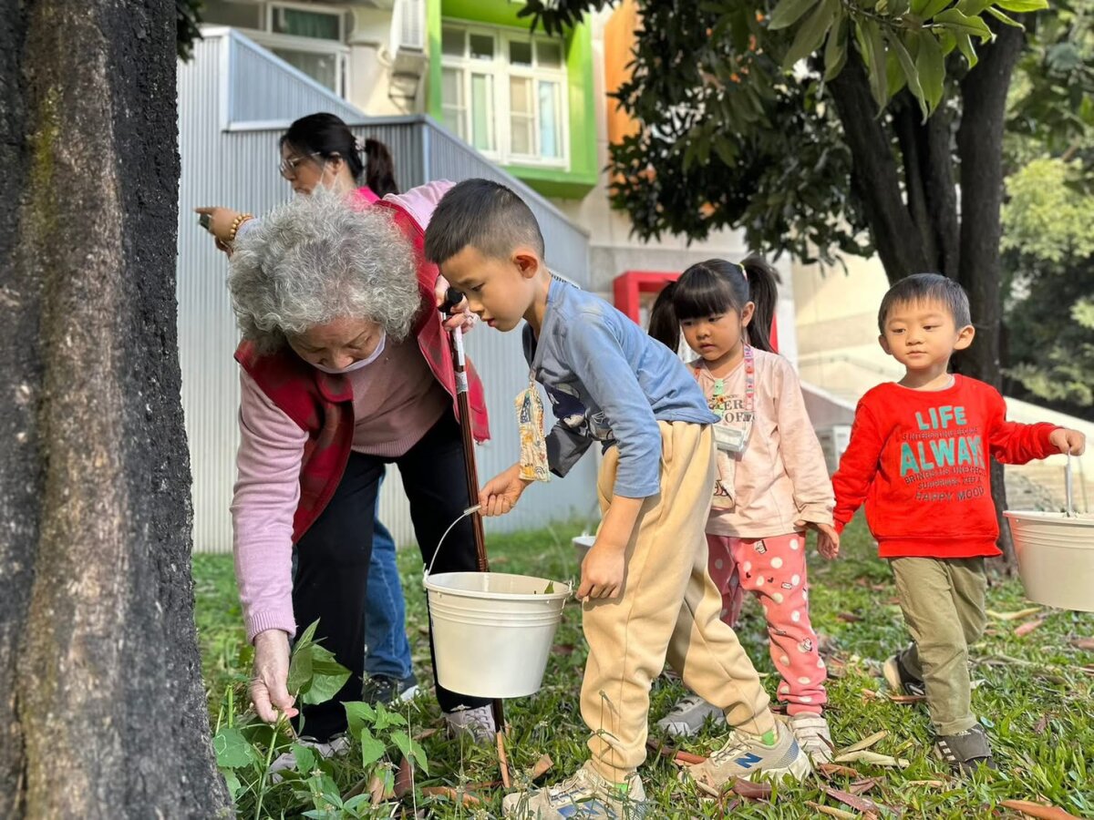 鹽北日照與彭厝附幼在田間實踐「老幼共融」。（圖片來源/彭厝附幼）