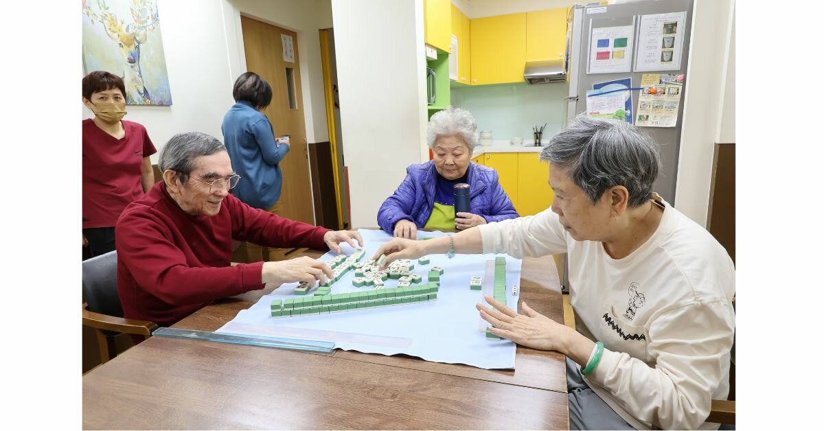 午休時間，七張團屋三人切磋牌技。（攝影／侯俐安）