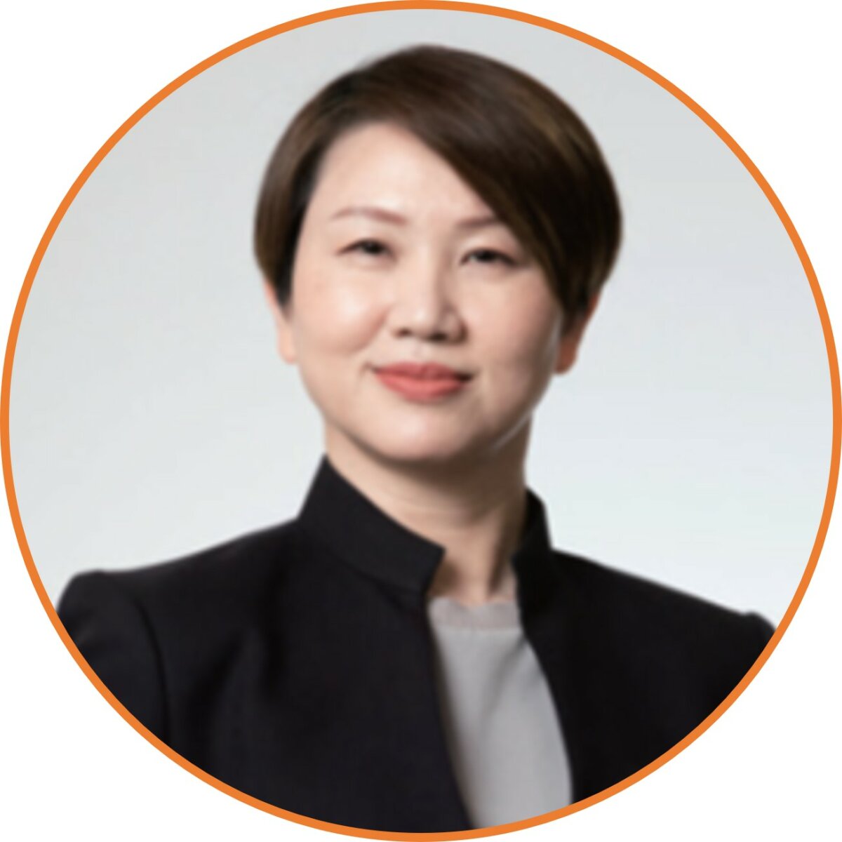 Agnes Hew為St. Luke's ElderCare社區健康與社會照護服務暨企業策略資深總監，深耕社區照顧領域逾30年。起初於St.Luke's Hospital任職，2017年加入ElderCare後，主導機構服務體系擴展與策略發展，打造涵蓋活躍老化、居家照護與日間復健的整合模式，推動新加坡社區型長照服務的深化與轉型。