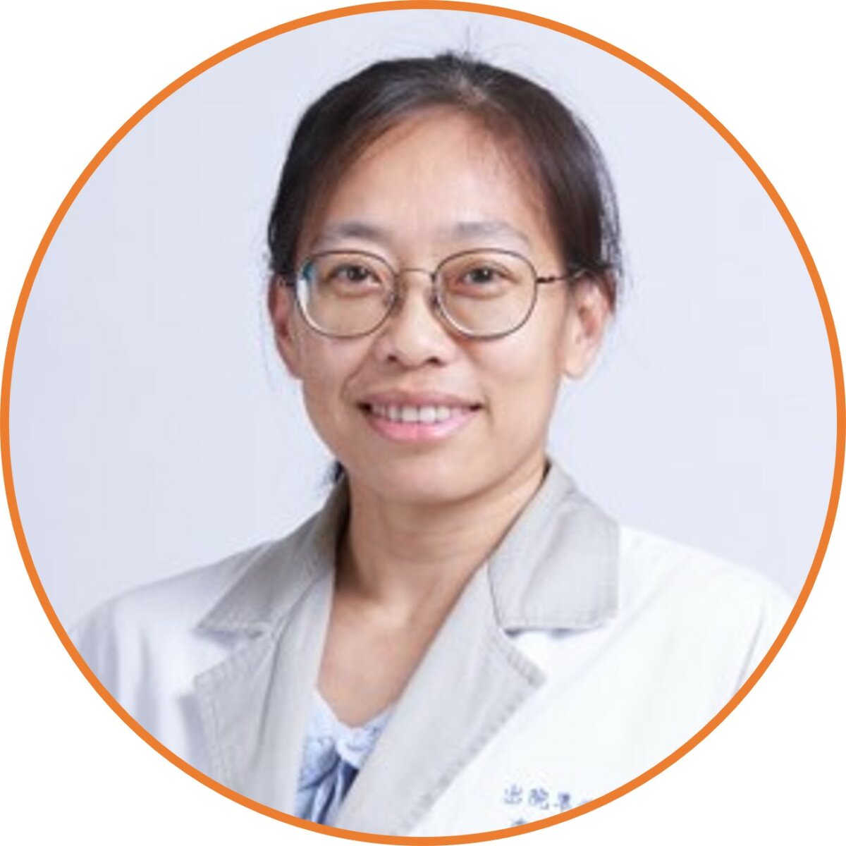 作者李雅卿任職於嘉義基督教醫院／病人衛教資源中心組長。資深護理師，跨足急性病房與居家照護23年。現專注於出院準備與資源銜接，期盼透過制度媒合，讓病患安心回家、家屬無憂照顧。