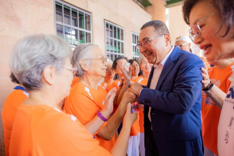 新北市市長侯友宜透過城市治理，讓新北長者更願意走出家門。(圖片來源/新北市政府)