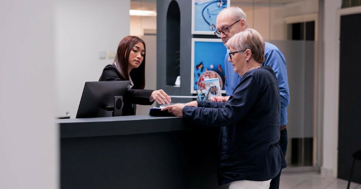 【郭紀子專欄】當大樓管理員變成長照戰友：物業管理如何撐起90%以上的居家安養夢？