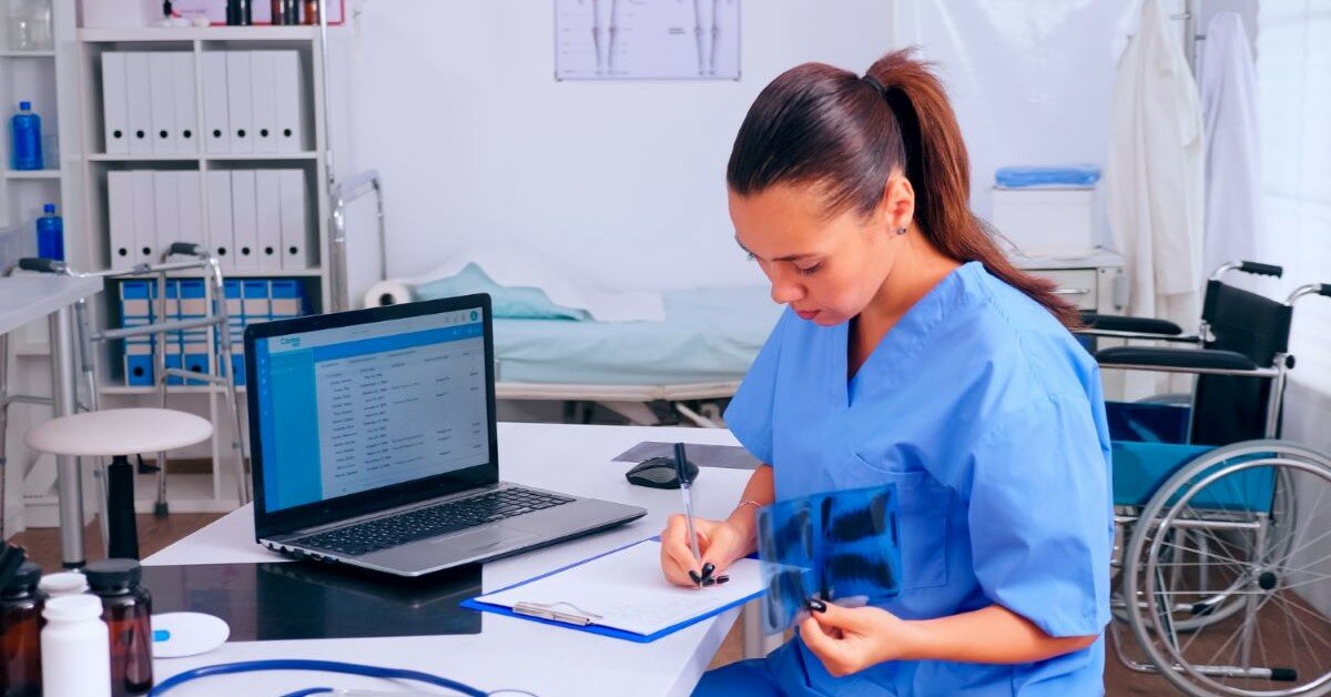 【護理師公會全聯會專欄】科技接手記錄  換回護理師的專注關懷