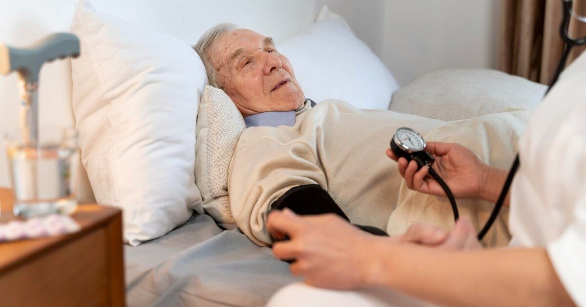 【曾鼎傑專欄】讓自費照顧服務員成為在宅急重症住院計畫的助力